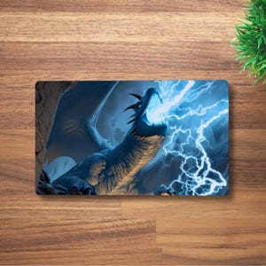 Tapis de jeu MTG Stormwrath Surge pour TCG, OCG, tapis de bureau Blue Dragon Dnd, tapis de souris Lightning Fantasy Anime, tapis de jeu en néoprène, 60 x 35 cm, 14 x 24 po
