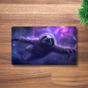 Tapete de juego Cosmic Sloth Drift MTG para TCG, OCG, Dnd Deskmat, alfombrilla de ratón Space Fantasy Beast Anime, tapete de juego de neopreno, 60 x 35 cm, 14 x 24"