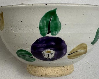 Ciotola vintage in ceramica da studio, firmata, in gres maculato, dipinta a mano con motivi floreali.