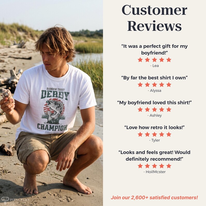Pu&ograve; includere: T-shirt bianca con grafica di pesce e la scritta "RAINBOW TROUT DERBY CHAMPION". Una persona accovacciata su una spiaggia sabbiosa indossa la maglietta. L'immagine include anche recensioni dei clienti.
