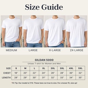 Pu&ograve; includere: Guida alle taglie per t-shirt unisex Gildan 5000. L'immagine mostra modelli che indossano t-shirt bianche in varie taglie, da Medium a 2X-Large. Una tabella delle taglie indica le misure del petto e della lunghezza in cm per le taglie S a 5XL.