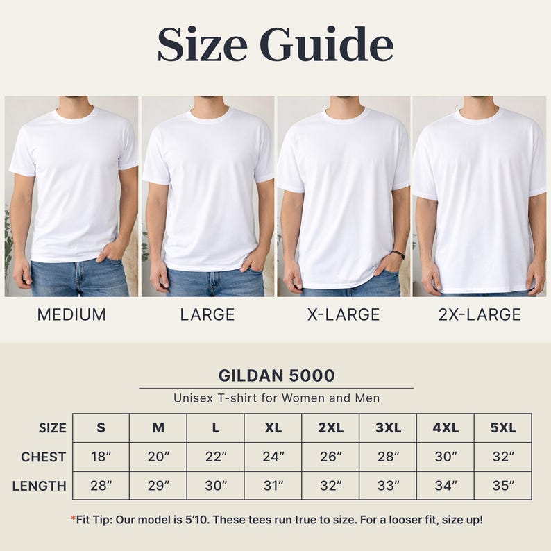 Pu&ograve; includere: Guida alle taglie per t-shirt unisex Gildan 5000. L'immagine mostra modelli che indossano t-shirt bianche in varie taglie, da Medium a 2X-Large. Una tabella delle taglie indica le misure del petto e della lunghezza in cm per le taglie S a 5XL.