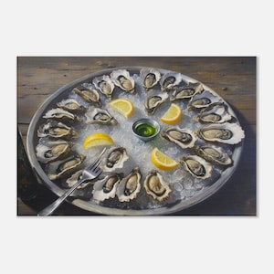 Könnte beinhalten: Ein Teller mit frischen Austern auf Eis, garniert mit Zitronenspalten und einer kleinen Schale mit grüner Sauce. Eine Gabel liegt auf dem Teller. Auf einer Holzoberfläche.