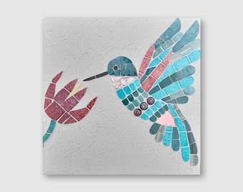 Decorazione murale con colibrì in mosaico tagliato a mano: arredamento unico per la casa