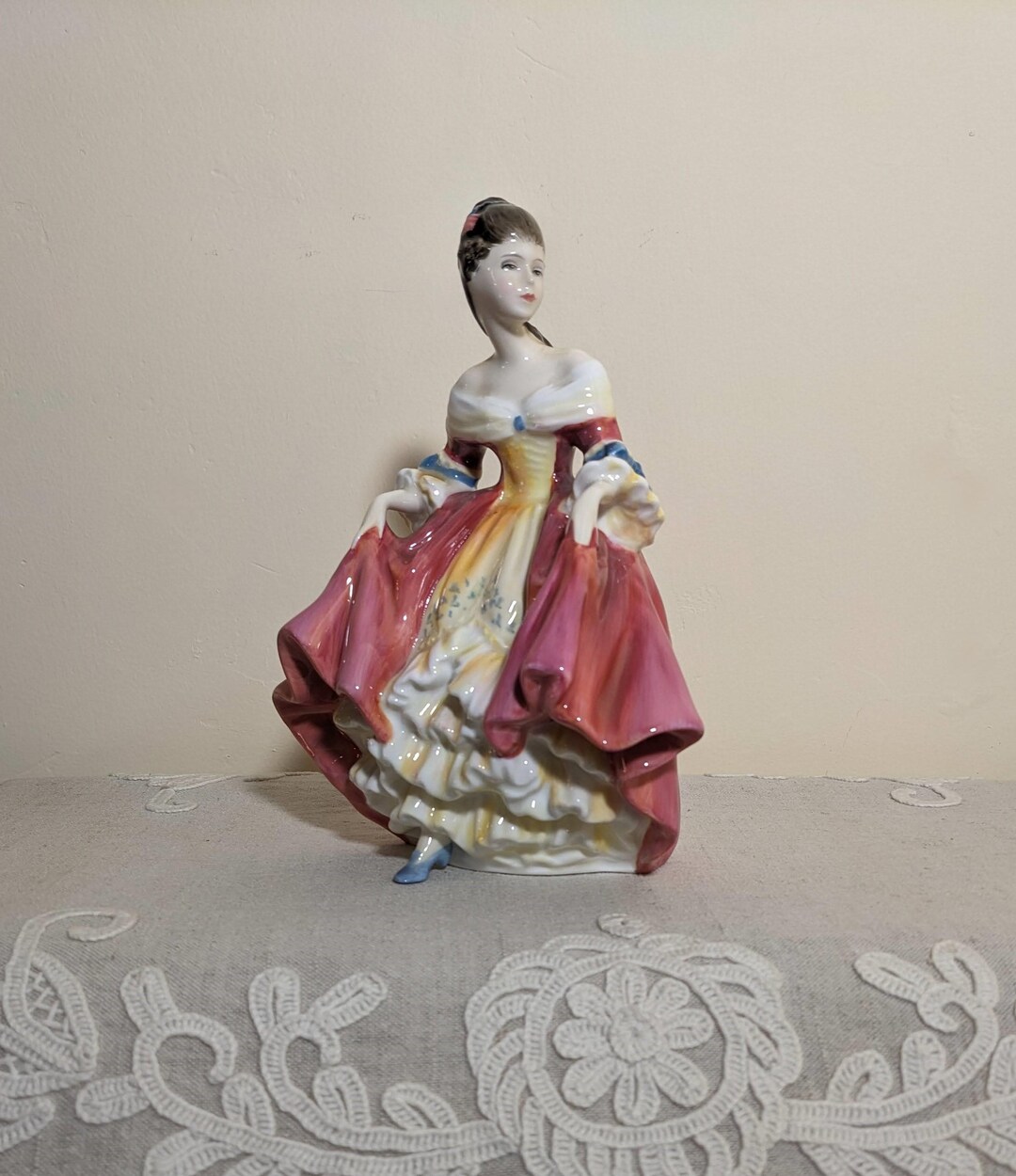 ロイヤルドルトン 1957年 サザンベル HN 2229 フィギュア Royal Doulton Southern Belle HN 2229. 1957 Series Beautiful