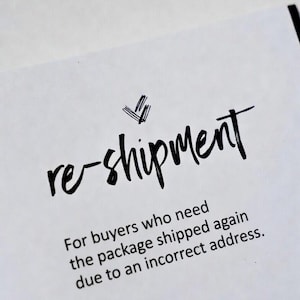 Può includere: Carta bianca con la parola "re-shipment" in stile scritto a mano, con una piccola grafica sopra. Sotto, il testo spiega il servizio per gli acquirenti che necessitano di una rispedizione del pacco a causa di un indirizzo errato.