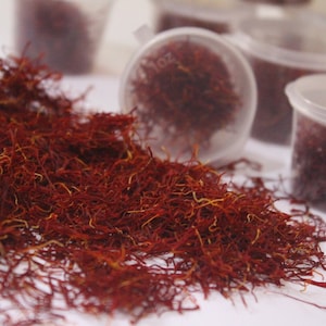 Premium Moroccan Saffron Set: Red Handpicked Strands & Pure Spice