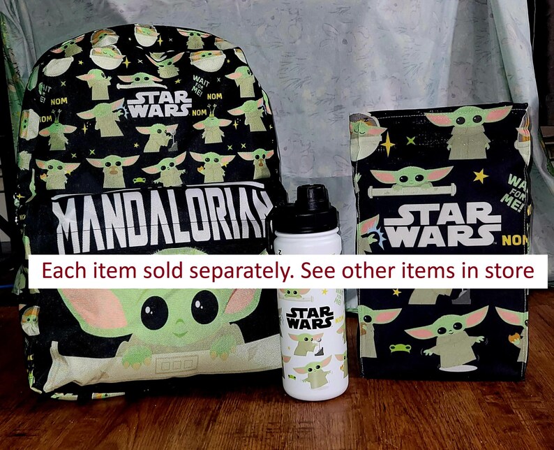 Pu&ograve; includere: Uno zaino, una borsa per il pranzo e una borraccia neri a tema Star Wars. Lo zaino e la borsa per il pranzo presentano un motivo ripetuto di Grogu, con le parole "Mandalorian" e "Star Wars". La borraccia &egrave; bianca con un design Grogu.