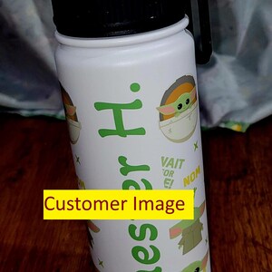 Pu&ograve; includere: Una tazza di ceramica bianca con manico nero e la scritta "But First, Coffee" in grassetto nero. La tazza &egrave; posta su uno sfondo sfocato, che suggerisce un'atmosfera accogliente.