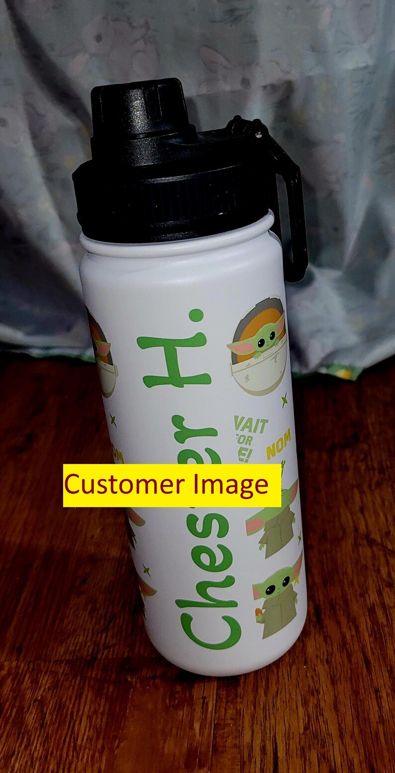 Pu&ograve; includere: Una tazza di ceramica bianca con manico nero e la scritta "But First, Coffee" in grassetto nero. La tazza &egrave; posta su uno sfondo sfocato, che suggerisce un'atmosfera accogliente.