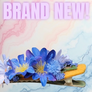 Daisies and blue floral hair accessory.