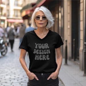 Senior femminile nero con scollo a V Tee Mockup / Black Bella Canvas 3005 Mockup / donna senior con capelli naturali / nero vneck tshirt street mockup