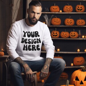 Männer Weißes Sweatshirt Mockup | Weiße Gildan 18000 Mockups | Halloween Sweatshirt Mockup | Mockup mit Kürbissen