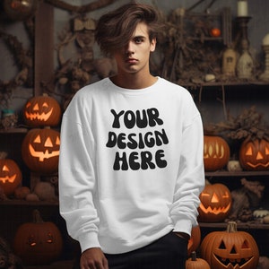 Männer Weißes Sweatshirt Mockup | Weiße Gildan 18000 Mockups | Halloween Sweatshirt Mockup | Mockup mit Kürbissen