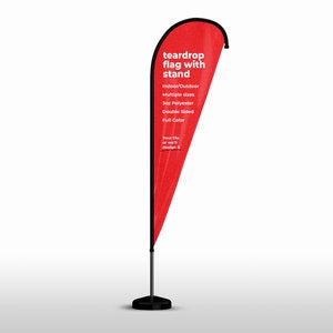Op de afbeelding: Een rode traanvormige vlag met een zwarte standaard. De vlag is gemaakt van 3oz polyester en is dubbelzijdig. Hij is verkrijgbaar in verschillende maten en kan zowel binnen als buiten worden gebruikt. De tekst op de vlag luidt: "traanvormige vlag met standaard Binnen/Buiten Meerdere maten 3oz Polyester Dubbelzijdig Volledige kleur Uw bestand of wij ontwerpen het"