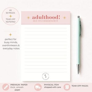 Può includere: Un blocco note A5 a strappo da 50 pagine con un'intestazione rosa pallido che riporta il testo adulthood! not recommended e dettagli a forma di stella dorata. Il blocco ha fogli bianchi a righe e una penna a sfera verde menta chiaro.