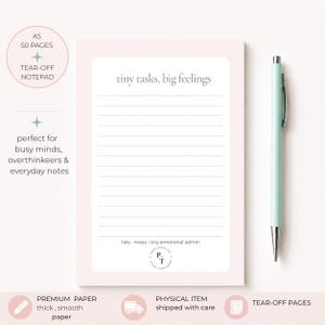 Könnte beinhalten: Ein rechteckiger A5-Abreißblock mit einem blassrosa Rand und einer weißen Mitte mit horizontalen Linien. Der Text lautet oben tiny tasks, big feelings und unten lists - notes - tiny emotional admin. Ein hellgrüner Stift liegt daneben.