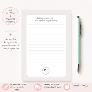 Può includere: Un blocco note A5 rettangolare a strappo con bordo grigio chiaro e carta bianca a righe. La parte superiore della pagina presenta il testo 'i did not consent to this level of responsibility' e la parte inferiore ha un logo circolare con 'P+T'. Una penna verde chiaro è posizionata a destra.