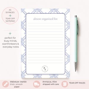 Può includere: Un blocco note A5 a strappo da 50 pagine con un bordo a motivo floreale blu chiaro e bianco. Il centro presenta linee orizzontali, il testo almost organised list in alto e un piccolo logo circolare in basso. È inclusa una penna verde chiaro.