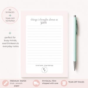 Può includere: Un blocco note a strappo A5 rosa pallido da 50 pagine, con il testo things i thought about at 3am in alto e small tasks · large feelings in basso, accompagnato da una penna verde chiaro con clip e punta argentate.