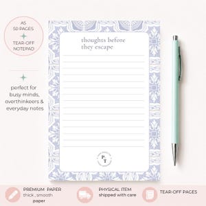Könnte beinhalten: Ein rechteckiger Abreißblock mit einem hellvioletten und weißen floralen Fliesenmuster am Rand. Das Papier enthält oben den Text thoughts before they escape, horizontale Linien zum Schreiben und ein kreisförmiges Logo mit P und T unten.