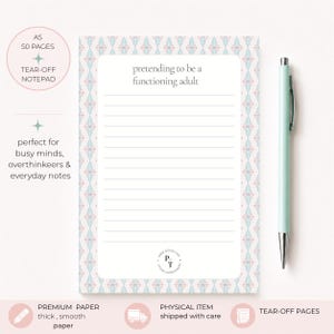 Può includere: Un blocco note A5 a strappo da 50 pagine con un bordo geometrico azzurro e rosa. La parte superiore della pagina riporta il testo 'pretending to be a functioning adult' sopra delle linee orizzontali. Una penna verde chiaro è posta accanto.