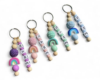 Schlüsselanhänger mit Namen - Regenbogen -Häkelperle - Personalisierter Anhänger - Geschenk für Kinder, Freunde, Partner, Familie & Kollegen