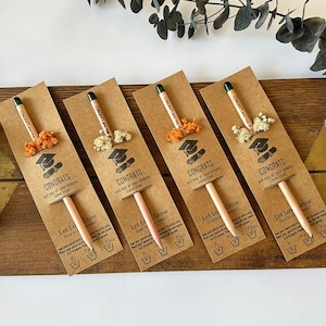Recuerdos de graduación con forma de lápiz, regalos para celebrar la graduación, regalo de graduación personalizado con forma de lápiz, regalos de graduación ecológicos para estudiantes