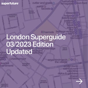 Może przedstawiać: Fioletowa mapa Londynu z tekstem "London Superguide 03/2023 Edition Updated" w kolorze białym. Mapa pokazuje lokalizacje różnych luksusowych sklepów i butików w dzielnicach Knightsbridge i Chelsea.