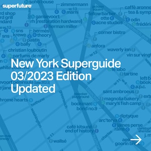 Może przedstawiać: Niebieska i biała mapa Nowego Jorku z tekstem "New York Superguide 03/2023 Edition Updated" w centrum. Mapa wyróżnia różne miejsca i firmy w mieście, w tym restauracje, sklepy i zabytki.