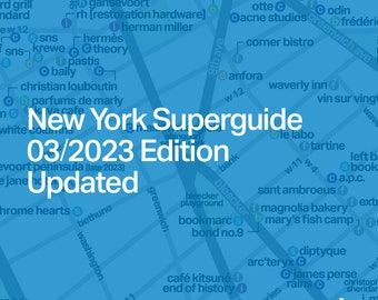 Op de afbeelding: Een blauwe en witte kaart van New York City met de tekst "New York Superguide 03/2023 Edition Updated" in het midden. De kaart markeert verschillende locaties en bedrijven in de stad, waaronder restaurants, winkels en bezienswaardigheden.