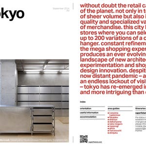 Może przedstawiać: Strona magazynu ze słowem "Tokyo" w kolorze czarnym. Obraz przedstawia nowoczesne wnętrze z metalowymi szafkami i ladą. Czerwony tekst opisuje krajobraz handlowy Tokio.