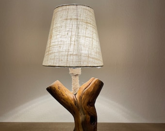 Lampe de table en bois faite à la main