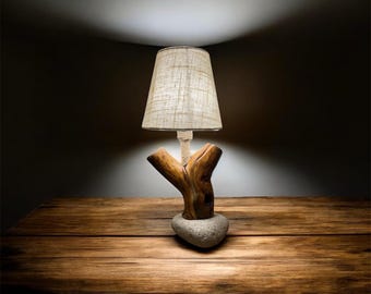Lámpara de mesa de madera hecha a mano