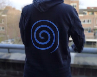 Può includere: Felpa con cappuccio nera con un design a spirale blu sul retro.