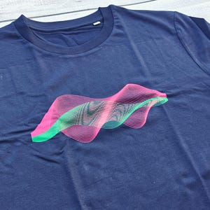 Op de afbeelding: Een marineblauw t-shirt met een abstract golfontwerp in roze en groen.