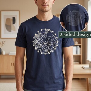 Può includere: T-shirt blu navy con un design geometrico bianco sul davanti e un design circolare sul retro. Il design frontale è una serie di linee e punti interconnessi. La maglietta ha un girocollo e maniche corte. Il testo "2 sided design" è visibile.