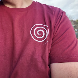 Spiral-T-shirt | Minimalistiskt vitt logotyptryck på vänster bröst | Helig geometri | Ekologisk bomull unisex