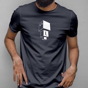 Op de afbeelding: Een donkerblauw t-shirt met een witte afbeelding van een gestileerde persoon gemaakt van geometrische vormen.