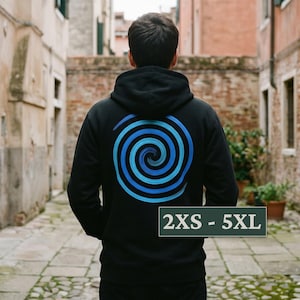 Könnte beinhalten: Ein schwarzer Kapuzenpullover mit einer großen, kreisförmigen blauen Spiralgrafik auf der Rückseite. Das Design besteht aus konzentrischen Ringen in verschiedenen Blautönen. Ein rechteckiges Feld unten rechts zeigt den Text 2XS - 5XL.
