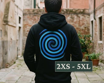 Può includere: Una felpa nera con cappuccio caratterizzata da una grande grafica a spirale blu circolare sul retro. Il design è composto da anelli concentrici in varie tonalità di blu. Un riquadro rettangolare nell'angolo in basso a destra mostra il testo 2XS - 5XL.