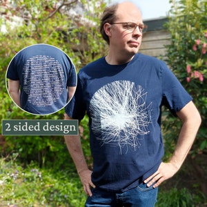 Può includere: T-shirt blu navy con un design astratto bianco sul davanti e un design testuale bianco sul retro. La maglietta ha un design a due lati. La persona nell'immagine indossa gli occhiali.