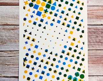 Könnte beinhalten: Ein weißer Hintergrund mit einem sich wiederholenden Muster aus blauen, gelben und grünen geometrischen Formen. Die Formen umfassen Kreise, Quadrate, Dreiecke und Pluszeichen.