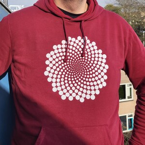 Unisex urban stil huvtröja Fibancci spiral design rättvisa kläder hållbart mode vitt gyllene snitt urban outfit estetiska kläder