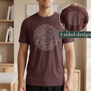 Peut inclure: T-shirt bordeaux avec un motif géométrique blanc à l'avant et à l'arrière. Le motif avant est un cercle composé de lignes verticales. Le motif arrière est un cercle composé de texte. Col rond et manches courtes.