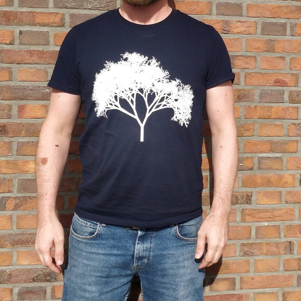 Eco-vriendelijk T-shirt met Gedetailleerde Boom Design, Straat mode, esthetische kleding, duurzame mode, Milieuvriendelijke outfit