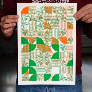Könnte beinhalten: Ein geometrischer Druck mit weißem Hintergrund, grünen und orangefarbenen Halbkreisen und dünnen Linien.