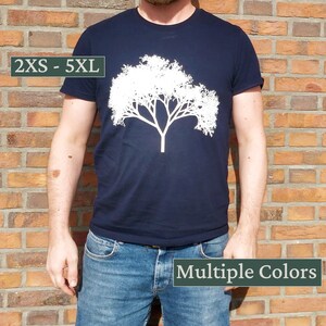 Miljövänlig t-shirt med detaljerad träddesign Gatumode Estetiska kläder Hållbart mode Miljövänlig outfit