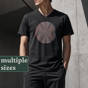 Könnte beinhalten: Schwarzes V-Ausschnitt-T-Shirt mit einem Design aus konzentrischen Kreisen in Rot, Blau und Weiß. Das Shirt hat ein minimalistisches Design und ist aus einem weichen Material gefertigt. Der Text "multiple sizes" wird auf einem grünen Rechteck angezeigt.