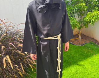 Disfraz medieval de túnica negra, atuendo de monje sacerdote con capucha